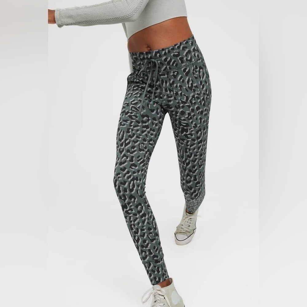Aerie Offline Green Jacquard Peak Leopard Animal Print Leggings Pants